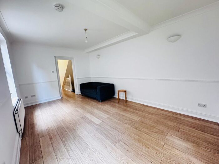 4 Bedroom Flat To Rent In Garratt Lane, London, SW18