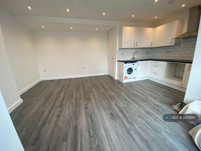 4 Bedroom Flat To Rent In Green Lanes, London, N4