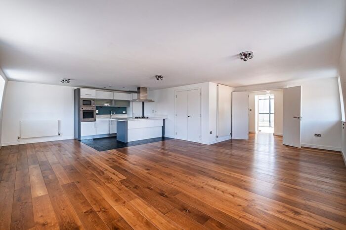 2 Bedroom Flat To Rent In York Road, London, SW11