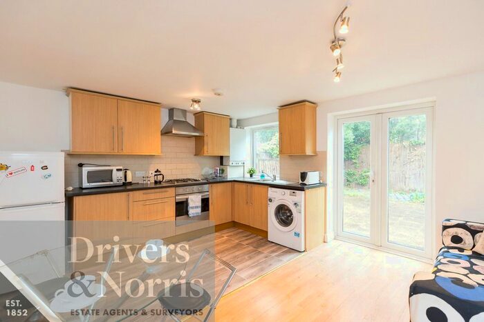 3 Bedroom Flat To Rent In Davenant Road, Upper Holloway, London, N19