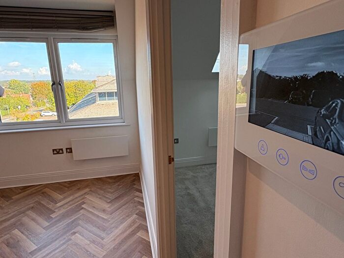 1 Bedroom Flat For Sale In Cleeve Road, Leatherhead, Surrey, KT22