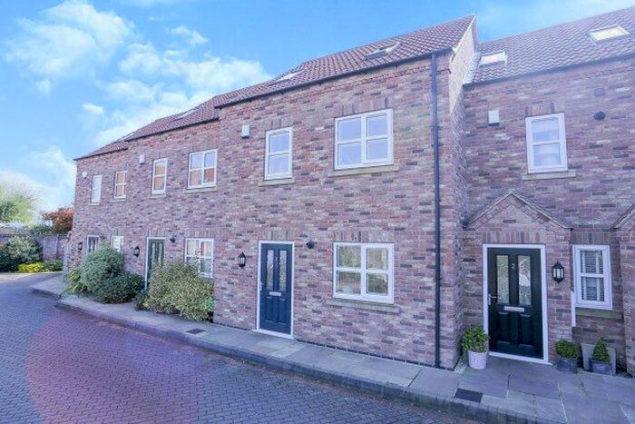 3 Bedroom Town House To Rent In Holly Bank Close, York, YO24