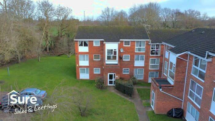 2 Bedroom Flat For Sale In Nightingale Walk, Hemel Hempstead, Hertfordshire, HP2
