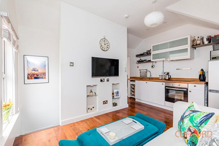 1 Bedroom Flat For Sale In Old Shoreham Road, Hove, BN3