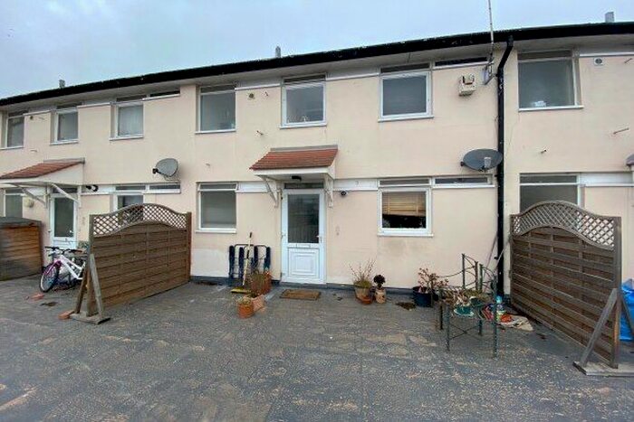 3 Bedroom Flat To Rent In Spreadeagle Place, Ingatestone, CM4