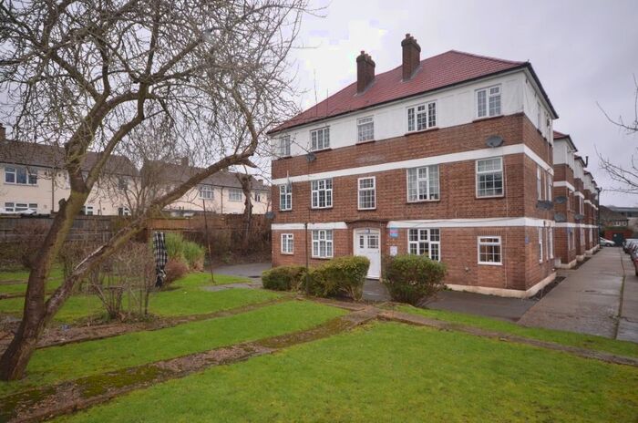 2 Bedroom Flat To Rent In Elder Gardens, West Norwood, London, SE27