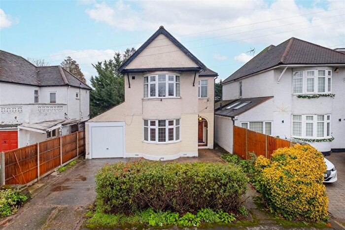 3 Bedroom Detached House For Sale In Hampton Court Way, Thames Ditton, KT7