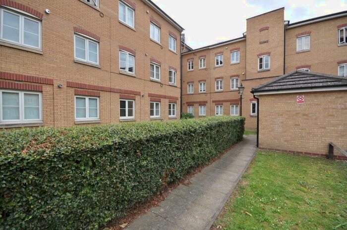 Studio To Rent In Tallis Court Gidea Park Romford Essex, RM2