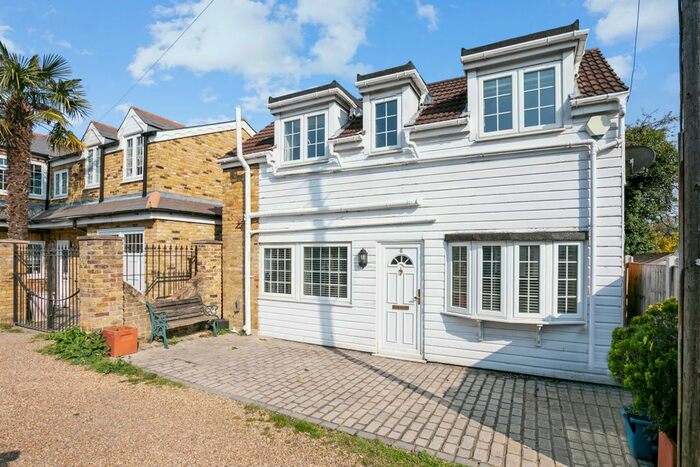 2 Bedroom Cottage To Rent In The Avenue, Princes Road, Buckhurst Hill, IG9