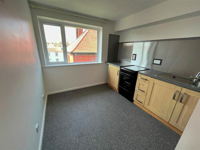 1 Bedroom Studio To Rent In St. Winefrides Road, Littlehampton, BN17