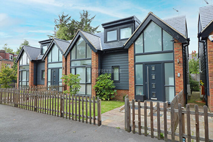 2 Bedroom Detached House To Rent In Edeleny Close, East Finchley, N2