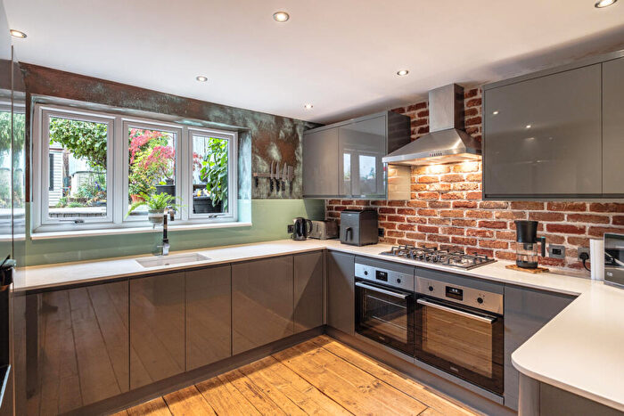 4 Bedroom Terraced House For Sale In Southgate Road, London, N1