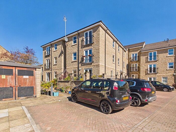 2 Bedroom Flat For Sale In Sycamore Avenue, Bingley, BD16