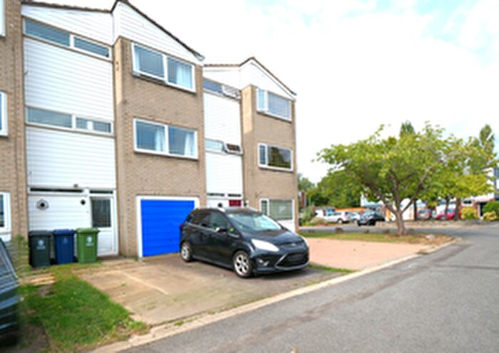 4 Bedroom Town House To Rent In Almond Grove, Bar Hill, CB23