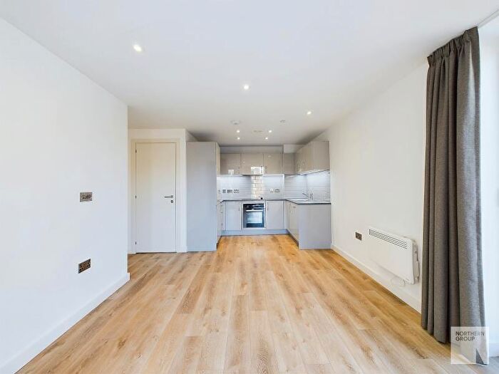 2 Bedroom Apartment To Rent In Flat :: The Quarters, M1