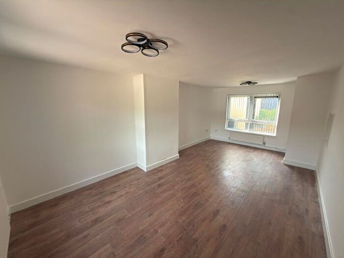 3 Bedroom Semi-Detached House To Rent In Runcorn Road, Leicester, LE2