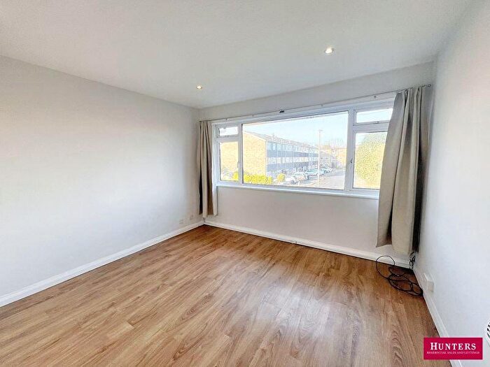2 Bedroom Flat For Sale In Friern Mount Drive, London, N20