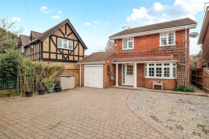 4 Bedroom Detached House For Sale In Beecot Lane, Walton-On-Thames, KT12