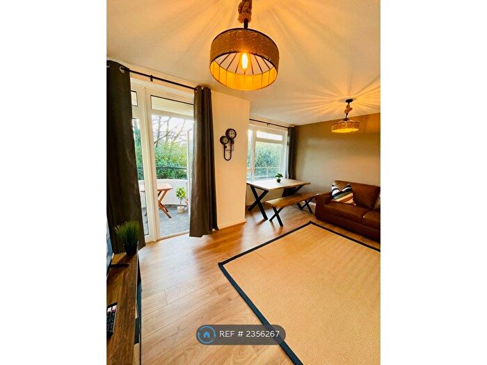 2 Bedroom Flat To Rent In Hillside Court, Penylan, Cardiff, CF23