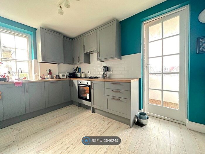 2 Bedroom Flat To Rent In Holloway Road, London, N7