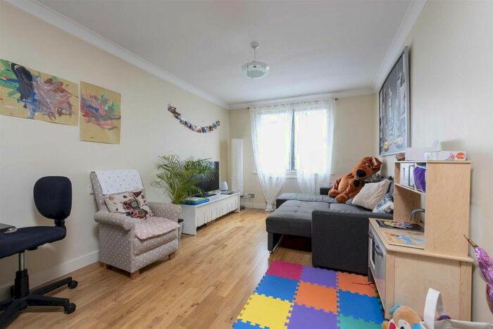 2 Bedroom Flat To Rent In Salisbury Court, Upper Richmond Road, Putney, SW15