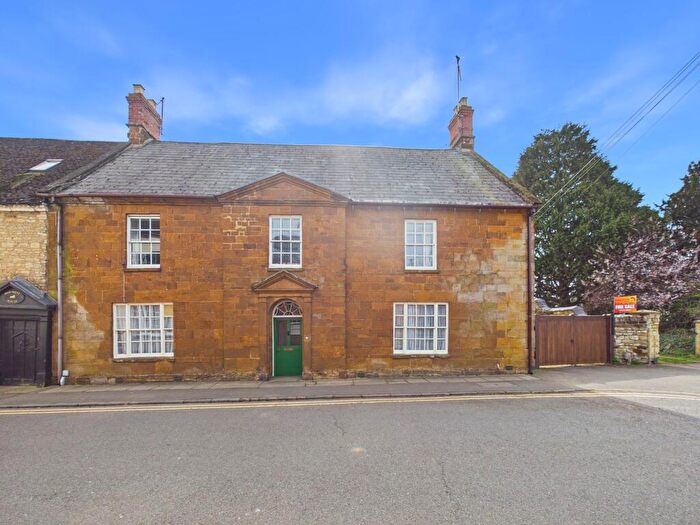 4 Bedroom Semi-Detached House For Sale In Park Street, Towcester, NN12