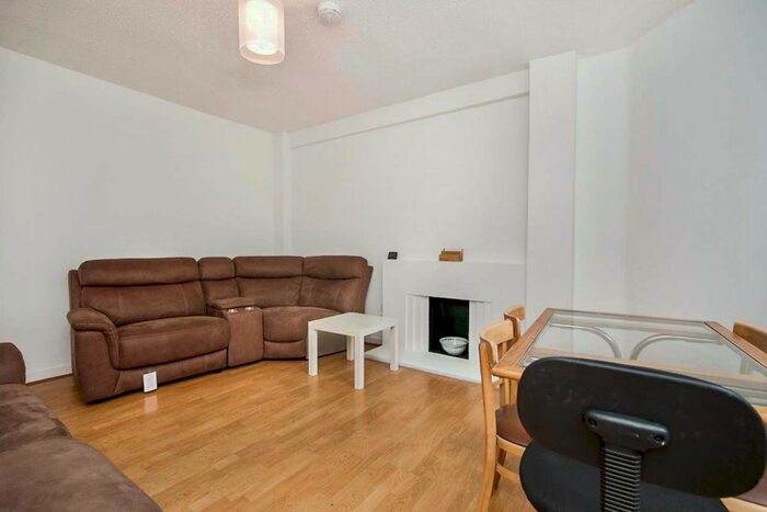 3 Bedroom Flat To Rent In Thurleigh Court, Nightingale Lane, SW12