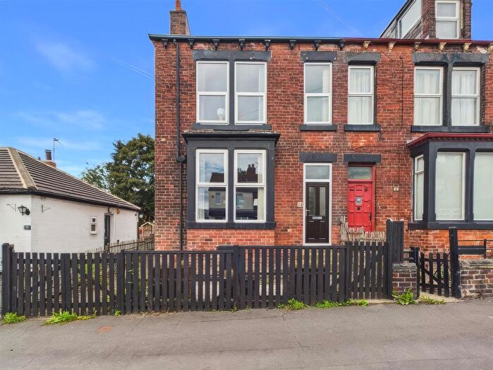 4 Bedroom Semi-detached House For Sale In Tyas Grove, Leeds, LS9