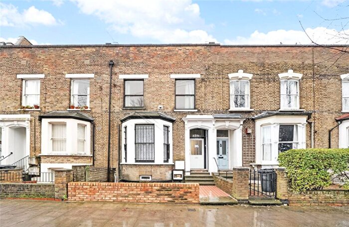 3 Bedroom Flat For Sale In Narford Road, Clapton, London, E5