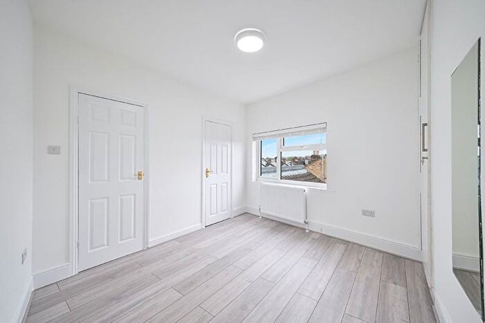 3 Bedroom Flat To Rent In Richmond Road, Kingston Upon Thames, KT2