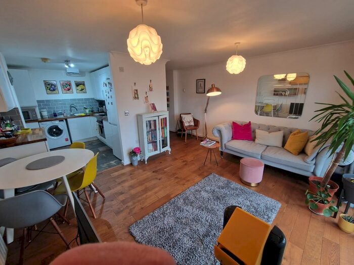 2 Bedroom Flat To Rent In Batwa House Varcoe Road, London, SE16