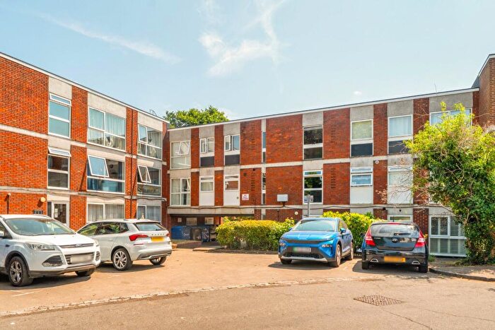 2 Bedroom Flat For Sale In Brantwood Court, West Byfleet, Surrey, KT14