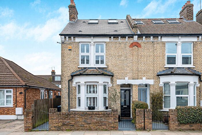 4 Bedroom End Of Terrace House For Sale In Acacia Road, Enfield, EN2