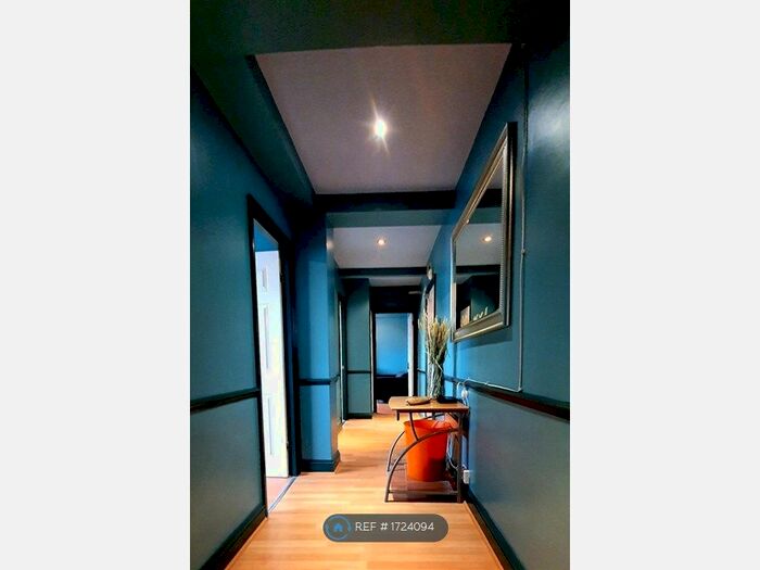 2 Bedroom Flat To Rent In West Kensington Court, London, W14