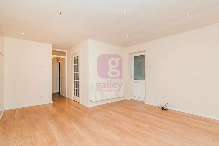 2 Bedroom Flat To Rent In Stoops Lane, Bessacarr, Doncaster, DN4