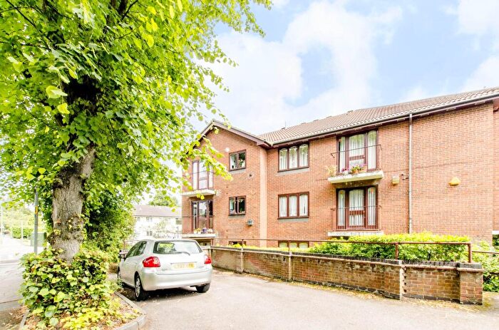 2 Bedroom Flat For Sale In Gloucester Road, New Barnet, Barnet, EN5