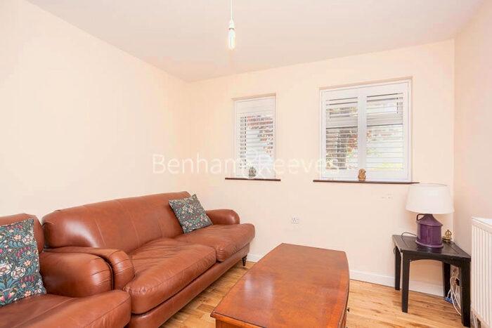 3 Bedroom House To Rent In Camelot Close, Thamesmead, SE28