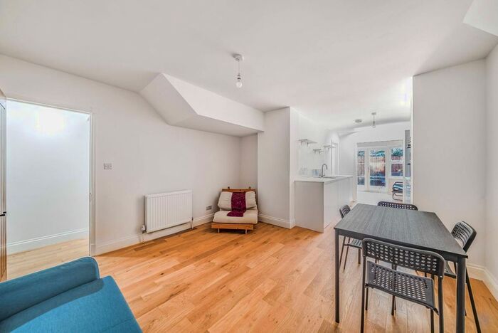 2 Bedroom Flat To Rent In The Chase, Clapham, London, SW4