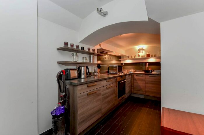 Studio To Rent In Kensington Court, Kensington, London, W8