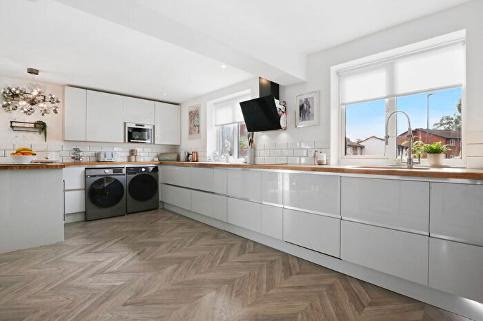 4 Bedroom End Of Terrace House For Sale In Darwin Close, London, N11