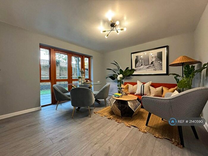 3 Bedroom Flat To Rent In Peach Grove, London - Leyton, E11