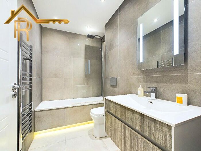 2 Bedroom Flat For Sale In High Street, Brentwood, Essex, CM14