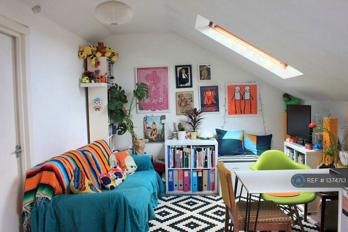 2 Bedroom Flat To Rent In Graham Road, London, E8