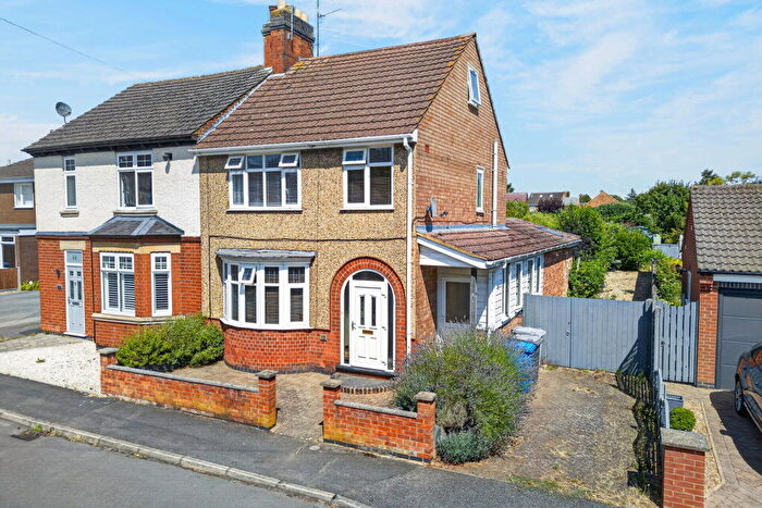 3 Bedroom Semi-Detached House For Sale In Princes Avenue, Desborough, Kettering, NN14