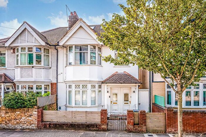 2 Bedroom Flat To Rent In Whitton Road, Twickenham, TW2