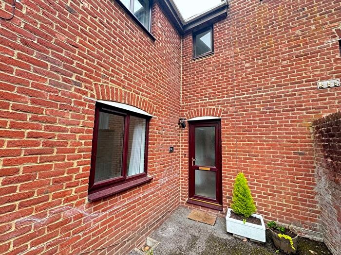 2 Bedroom Flat To Rent In Lower Street, Haslemere, GU27