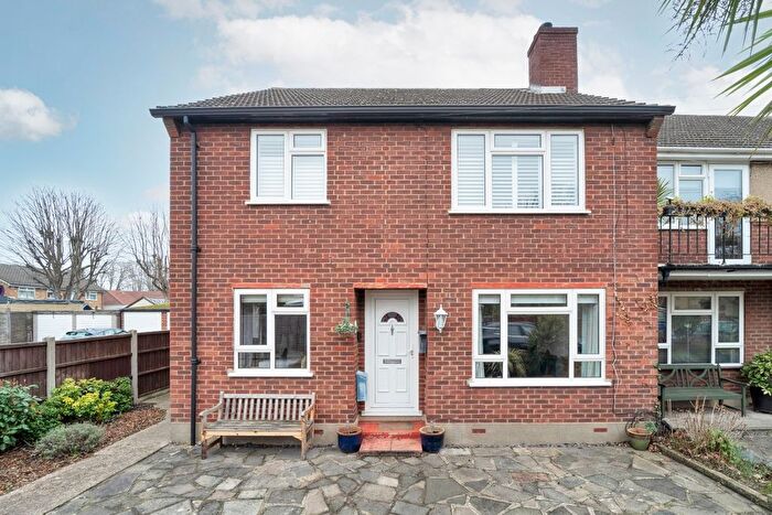 2 Bedroom Maisonette For Sale In Green Lane, Shepperton, Surrey, TW17