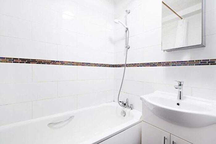 2 Bedroom Flat For Sale In Gouldman House, Wyllen Close, London, E1