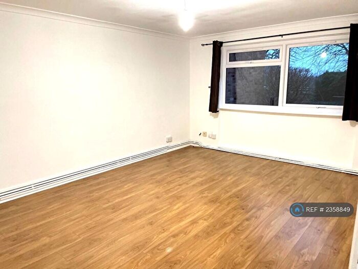 2 Bedroom Flat To Rent In Benwick Court, London, SE20