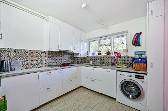 2 Bedroom Flat To Rent In Queens Road, Kingston Hill, Kingston Upon Thames, KT2